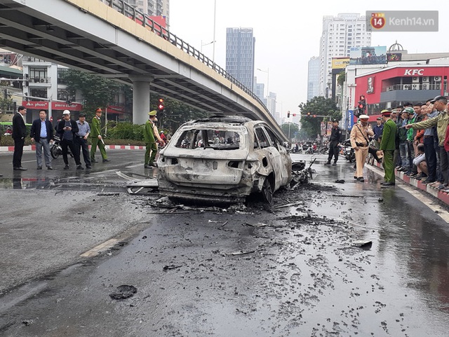 Ảnh hiện trường kinh hoàng vụ Mercedes-Benz GLC cháy dữ dội trên phố Hà Nội - Ảnh 8.