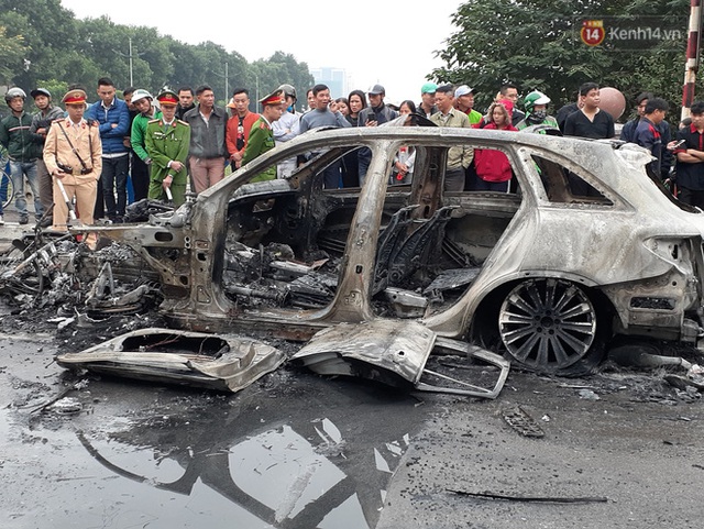 Ảnh hiện trường kinh hoàng vụ Mercedes-Benz GLC cháy dữ dội trên phố Hà Nội - Ảnh 9.
