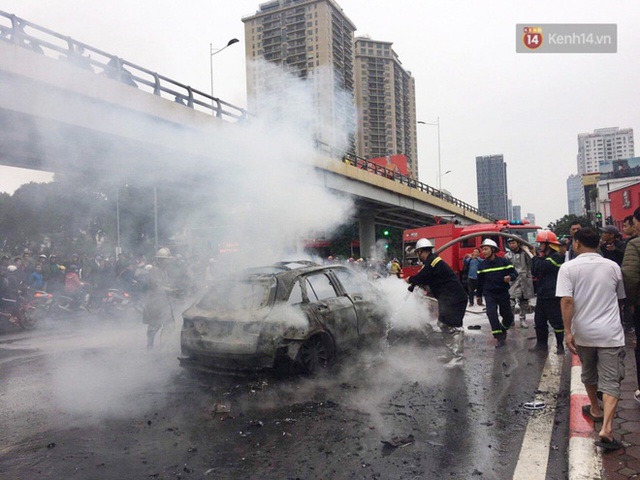 Ảnh hiện trường kinh hoàng vụ Mercedes-Benz GLC cháy dữ dội trên phố Hà Nội - Ảnh 10.
