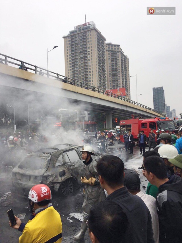 Ảnh hiện trường kinh hoàng vụ Mercedes-Benz GLC cháy dữ dội trên phố Hà Nội - Ảnh 11.
