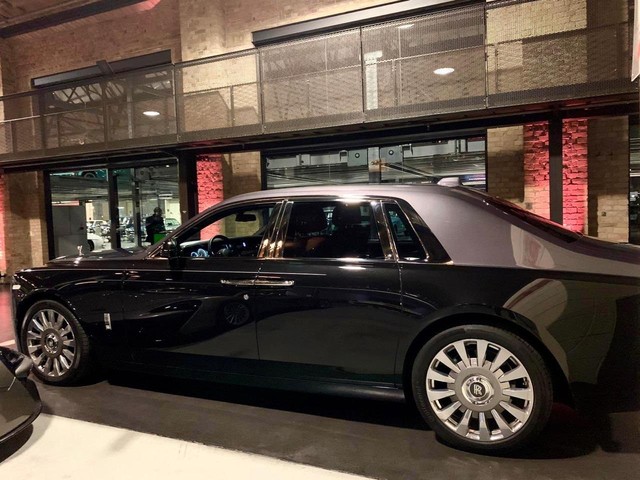 Sedan siêu sang Rolls-Royce Phantom VIII nhập Lào về Việt Nam giá chỉ hơn 16 tỷ đồng - Ảnh 2. Sedan siêu sang Rolls-Royce Phantom VIII nhập Lào về Việt Nam giá chỉ hơn 16 tỷ đồng - Ảnh 2.