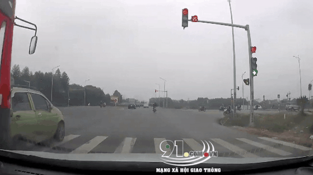 Vừa hú còi, xe 29 chỗ lập tức đâm nát đuôi xe con đang chờ đèn đỏ