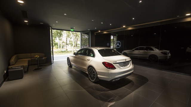Bên trong đại lý Mercedes-Benz lớn nhất Đông Nam Á vừa khai trương ở Việt Nam: Sang xịn không tưởng, có cả phòng giao xe bí mật - Ảnh 7. Bên trong đại lý Mercedes-Benz lớn nhất Đông Nam Á vừa khai trương ở Việt Nam: Sang xịn không tưởng, có cả phòng giao xe bí mật - Ảnh 7.