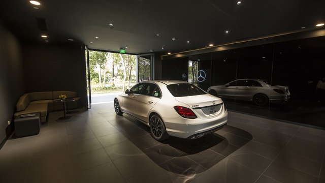 Bên trong đại lý Mercedes-Benz lớn nhất Đông Nam Á vừa khai trương ở Việt Nam: Sang xịn không tưởng, có cả phòng giao xe bí mật - Ảnh 7.