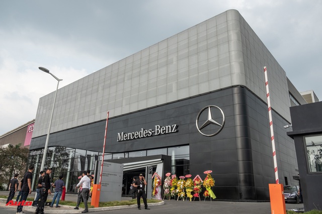 Bên trong đại lý Mercedes-Benz lớn nhất Đông Nam Á vừa khai trương ở Việt Nam: Sang xịn không tưởng, có cả phòng giao xe bí mật - Ảnh 1.