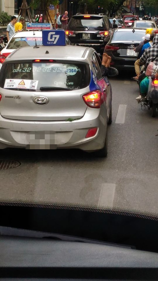 Hình ảnh thượng đế thò đôi chân kém duyên từ cửa xe taxi ở Hà Nội - Ảnh 2.