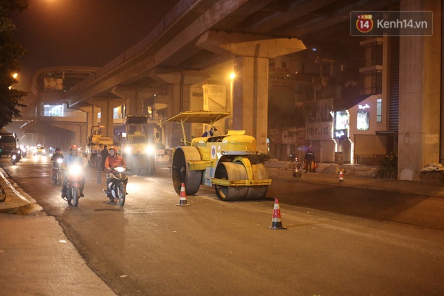 Công nhân Hà Nội “trắng đêm” cải tạo, sửa chữa trục đường Trần Phú – Quang Trung - Ảnh 13.