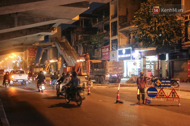 Công nhân Hà Nội “trắng đêm” cải tạo, sửa chữa trục đường Trần Phú – Quang Trung - Ảnh 3.