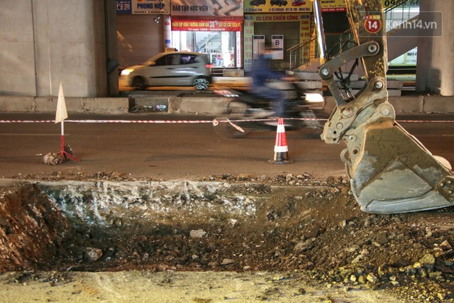 Công nhân Hà Nội “trắng đêm” cải tạo, sửa chữa trục đường Trần Phú – Quang Trung - Ảnh 4.