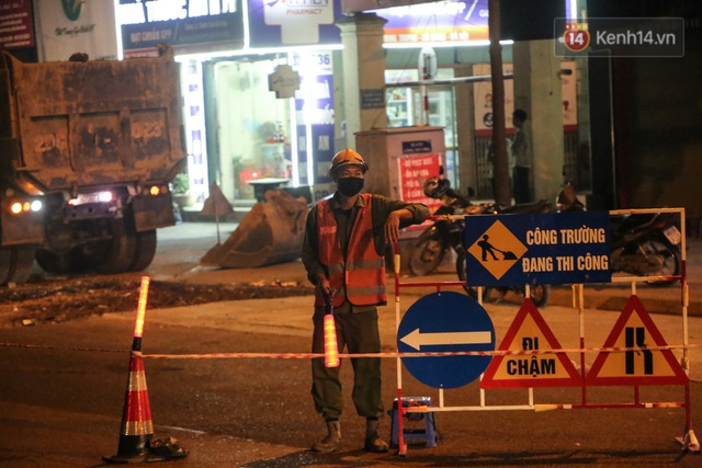 Công nhân Hà Nội “trắng đêm” cải tạo, sửa chữa trục đường Trần Phú – Quang Trung - Ảnh 7.