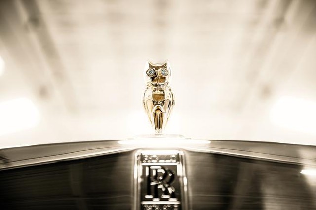 Cú vàng, mắt kim cương thay Spirit of Ecstasy, đắt hơn cả Rolls-Royce Phantom VIII - Ảnh 2.