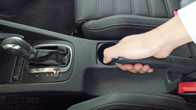 Tại sao khi đỗ xe số tự động nên kéo phanh tay trước khi về P?