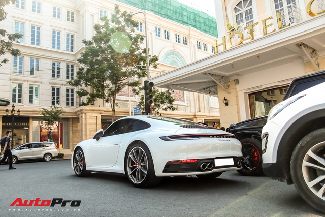 Porsche 911 Carrera S của doanh nhân Nguyễn Quốc Cường xuất hiện cùng dàn xe đắt tiền trên phố Sài Gòn - Ảnh 1.