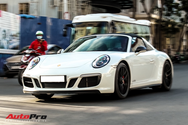 Porsche 911 Carrera S cua doanh nhan Nguyen Quoc Cuong xuat hien cung dan xe dat tien tren pho Sai Gon