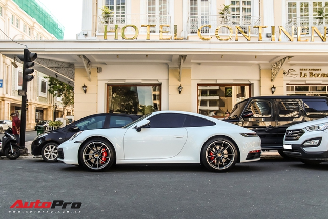 Porsche 911 Carrera S của doanh nhân Nguyễn Quốc Cường xuất hiện cùng dàn xe đắt tiền trên phố Sài Gòn - Ảnh 3.