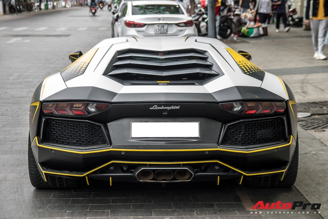 Lamborghini Aventador LP700-4 chinh hang duy nhat tai Viet Nam ve tay dai gia Sai Gon voi mot chi tiet co gia ngang ngua Kia Morning