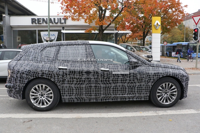 BMW iX5 lộ màn hình cong siêu lớn, hao hao giống Mercedes-Benz GLE - Ảnh 1.