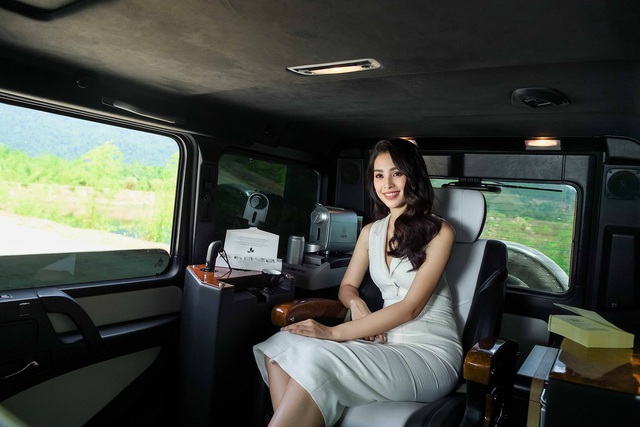 Hoa hậu Tiểu Vy đọ dáng cùng Mercedes-AMG G63 độ nội thất khủng của ông Đặng Lê Nguyên Vũ - Ảnh 6.