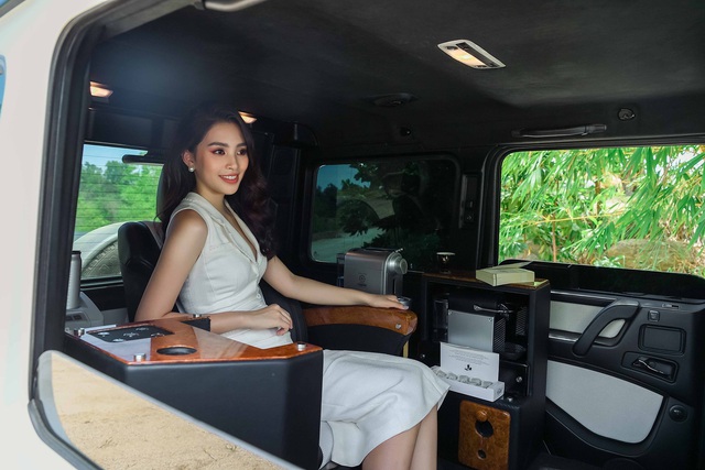 Hoa hậu Tiểu Vy đọ dáng cùng Mercedes-AMG G63 độ nội thất khủng của ông Đặng Lê Nguyên Vũ - Ảnh 8.