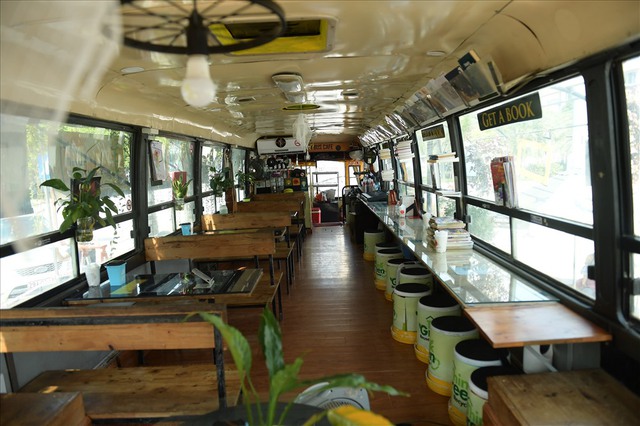 Độc đáo chiếc xe buýt phế thải được hô biến thành quán cà phê - Ảnh 2.
