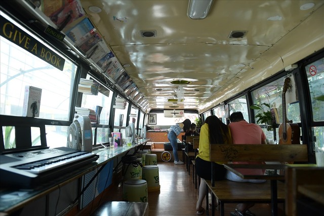 Độc đáo chiếc xe buýt phế thải được hô biến thành quán cà phê - Ảnh 7.