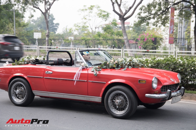 Ông Cao Thắng than khó khi cầm lái chiếc Fiat 124 Sport Spider số sàn đón Đông Nhi về làm vợ - Ảnh 6.