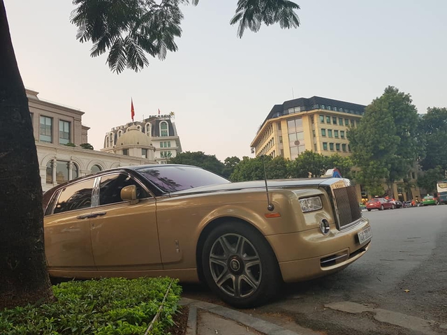 Rolls-Royce Phantom màu độc, biển tứ quý 8 của đại gia Quảng Ninh bất ngờ xuất hiện tại Hà Nội - Ảnh 3.