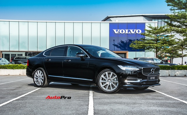 Volvo S90 2020 đầu tiên về Việt Nam: Giảm nửa tỷ còn 2,150 tỷ đồng, tăng option đấu Mercedes-Benz E-Class - Ảnh 1.