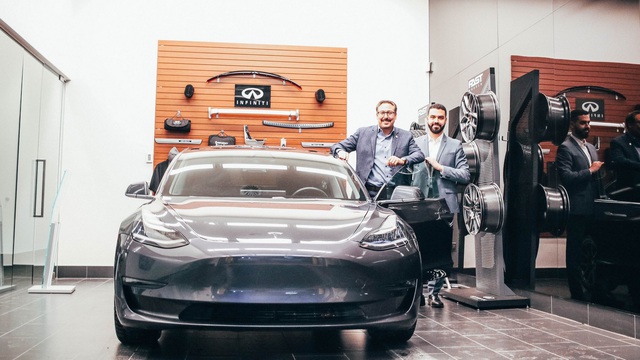 Đắng: Khách hàng trung thành của Infiniti nhận quà tặng là… xe Tesla