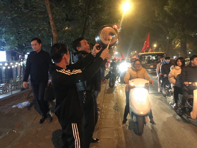Muon van kieu xuong duong an mung chien thang cua U22 Viet Nam truoc Indonesia