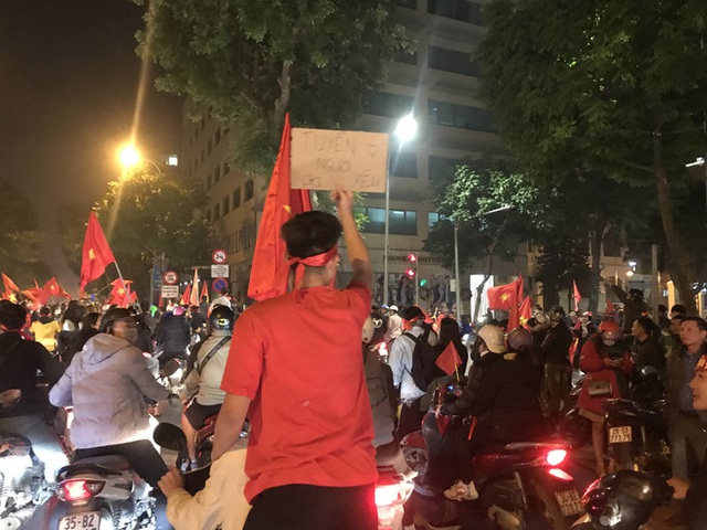 Muôn vàn kiểu xuống đường ăn mừng chiến thắng của U22 Việt Nam trước Indonesia - Ảnh 19. Muôn vàn kiểu xuống đường ăn mừng chiến thắng của U22 Việt Nam trước Indonesia - Ảnh 19.