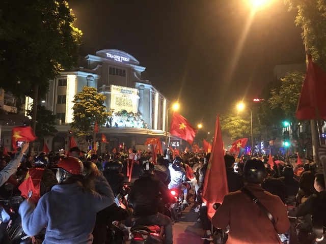 Muôn vàn kiểu xuống đường ăn mừng chiến thắng của U22 Việt Nam trước Indonesia - Ảnh 24. Muôn vàn kiểu xuống đường ăn mừng chiến thắng của U22 Việt Nam trước Indonesia - Ảnh 24.