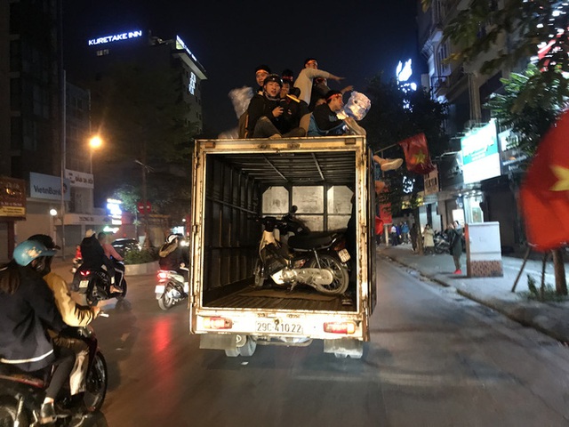Muon van kieu xuong duong an mung chien thang cua U22 Viet Nam truoc Indonesia