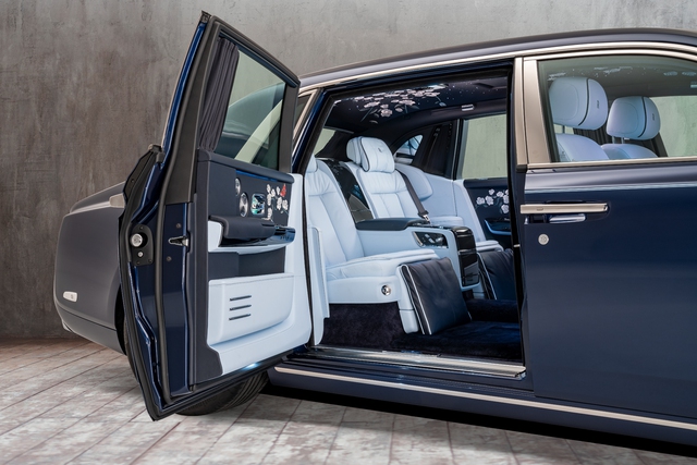 The Rose Phantom - Siêu phẩm Rolls-Royce với kỷ lục 1 triệu đường chỉ khâu cho vườn hoa trong xe - Ảnh 3. The Rose Phantom - Siêu phẩm Rolls-Royce với kỷ lục 1 triệu đường chỉ khâu cho vườn hoa trong xe - Ảnh 3.