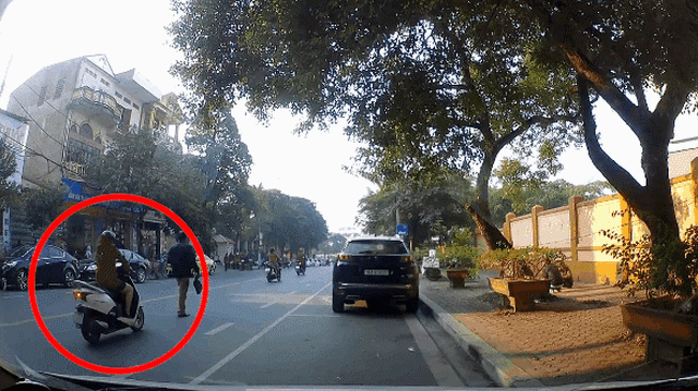 CLIP: Đi thong thả giữa đường, người đàn ông bị "nữ ninja" tông ngã và cú phanh xe ê chề