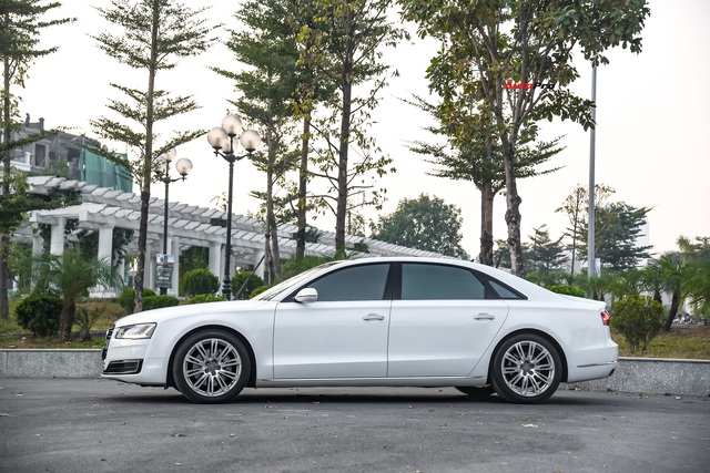 Audi A8L xuống giá còn hơn 2,7 tỷ đồng sau hơn 53.000 km - lựa chọn cho đại gia chán Mercedes-Benz S-Class và BMW 7-Series - Ảnh 2.