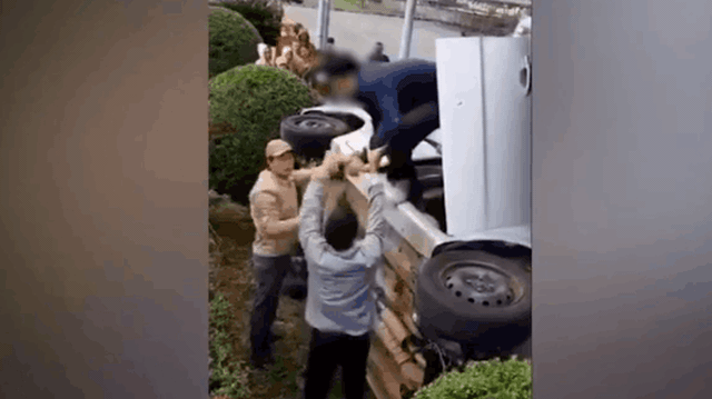CLIP: Ô tô lật ngang giữa trường lái, học viên và thầy giáo run rẩy nhảy ra ngoài