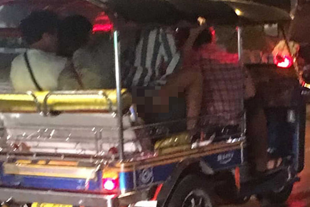 Cư dân mạng Thái Lan phẫn nộ trước cảnh mây mưa trên xe tuk tuk - Ảnh 1. Cư dân mạng Thái Lan phẫn nộ trước cảnh mây mưa trên xe tuk tuk - Ảnh 1.