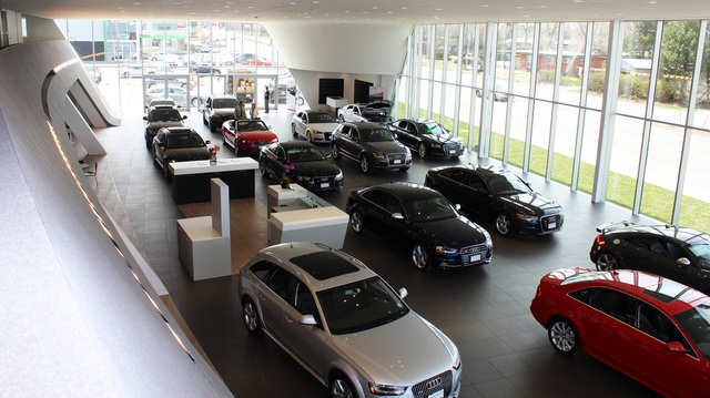 Bố ‘dở khóc dở cười’ vì con gái tàn phá đại lý Audi