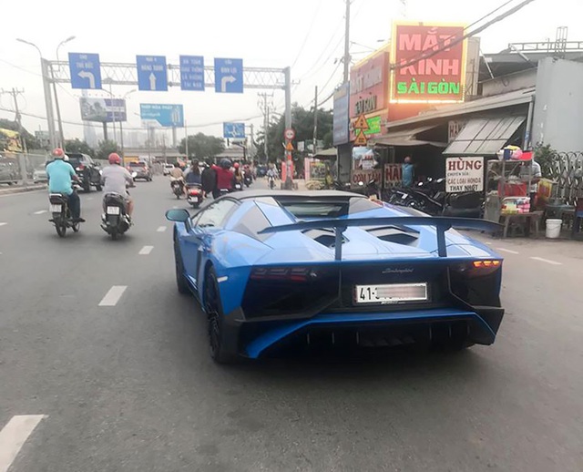 Lamborghini Aventador SV Roadster thu 2 tai Viet Nam gay chu y voi mot so chi tiet it ai nhan ra