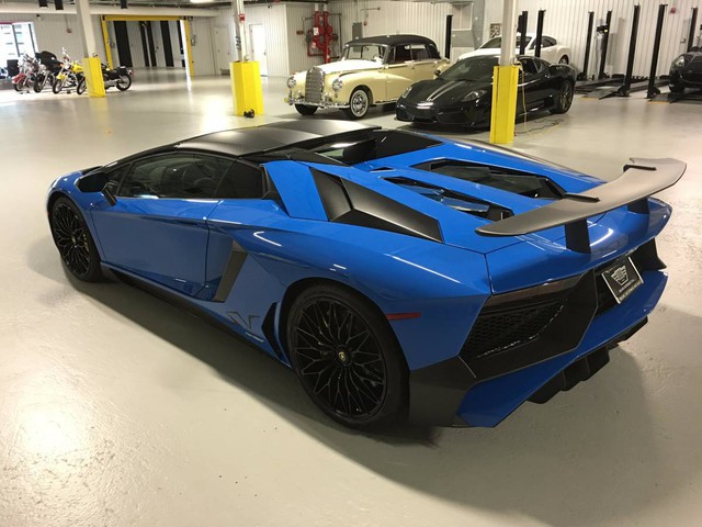 Lamborghini Aventador SV Roadster thu 2 tai Viet Nam gay chu y voi mot so chi tiet it ai nhan ra