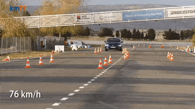 Đối thủ Toyota Camry - Volkswagen Passat chật vật trong bài thử đánh lái gấp