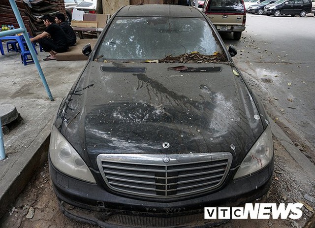Xe sang Mercedes-Benz gần chục tỷ đồng bị bỏ hoang giữa Hà Nội - Ảnh 2.