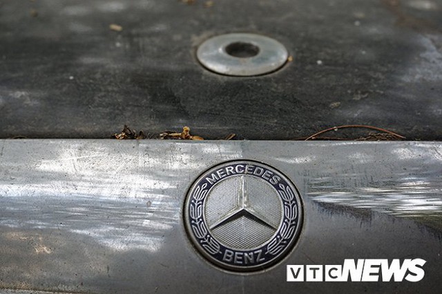 Xe sang Mercedes-Benz gần chục tỷ đồng bị bỏ hoang giữa Hà Nội - Ảnh 3.
