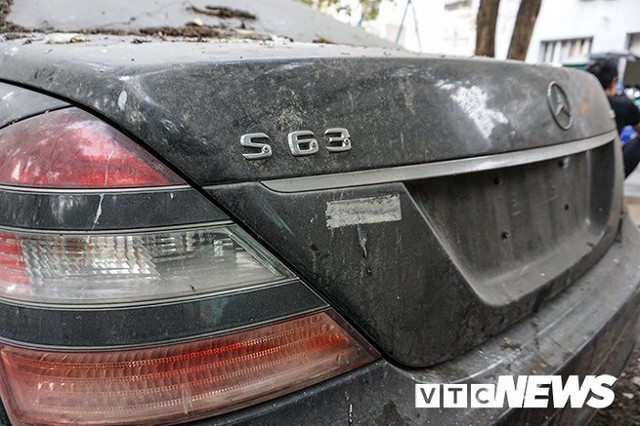 Xe sang Mercedes-Benz gần chục tỷ đồng bị bỏ hoang giữa Hà Nội - Ảnh 10.