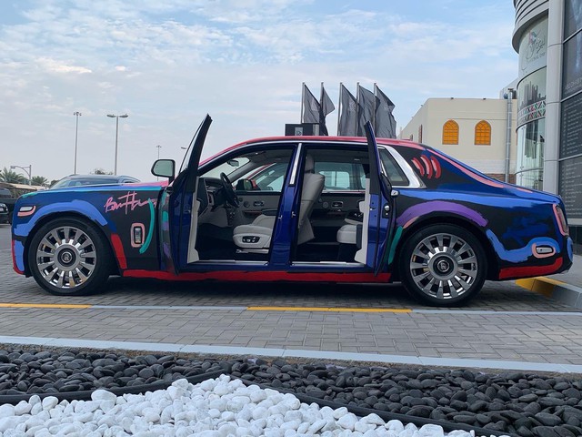 Đại gia Trung Đông độ Rolls-Royce Phantom như bị chơi khăm - Ảnh 3. Đại gia Trung Đông độ Rolls-Royce Phantom như bị chơi khăm - Ảnh 3.