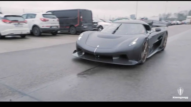 Chủ tịch Koenigsegg đích thân lái thử siêu phẩm 1.600 mã lực trước khi giao xe tới tay khách hàng