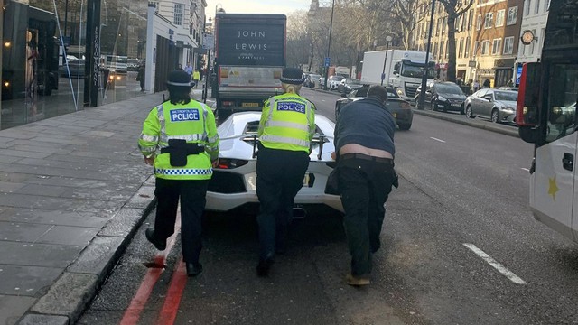 Chủ xe Lamborghini ngượng chín mặt khi siêu bò chết máy tại con phố sang chảnh nhất London - Ảnh 2.