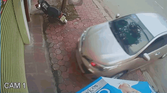 CLIP: Ô tô phá cửa cuốn, húc thẳng vào cửa hàng, pha lùi ra còn kinh dị hơn
