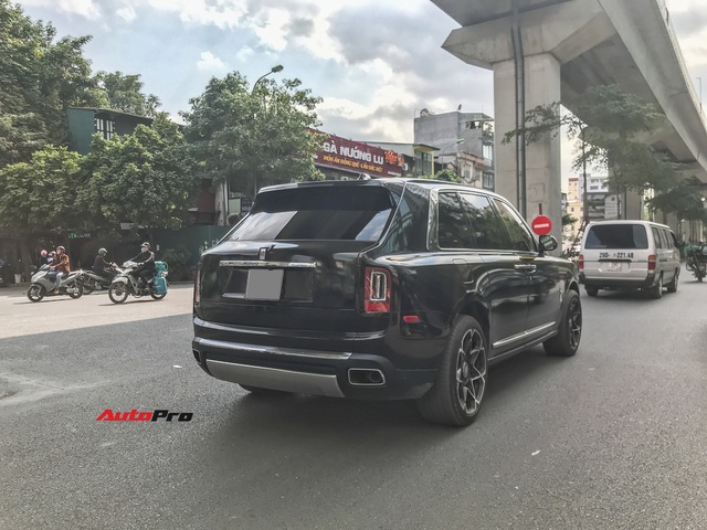 Rolls-Royce Cullinan màu đen lạ xuất hiện trên đường phố Hà Nội dễ gây nhầm lẫn - Ảnh 6.